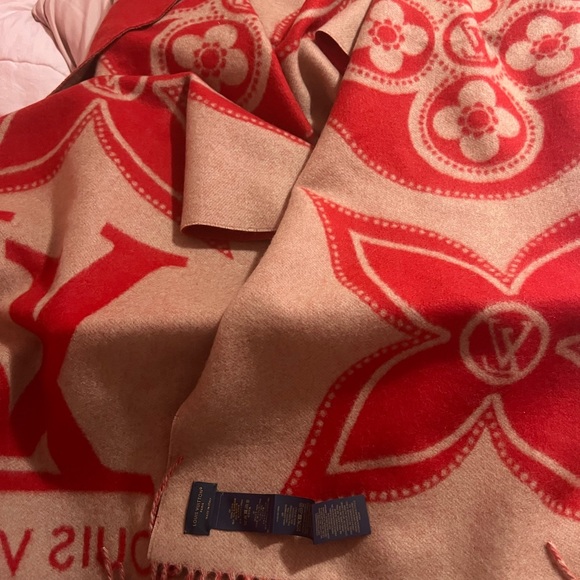 LV lunar new year rabbit scarf 🧣 🐇🧧 - Picture 4 of 7
